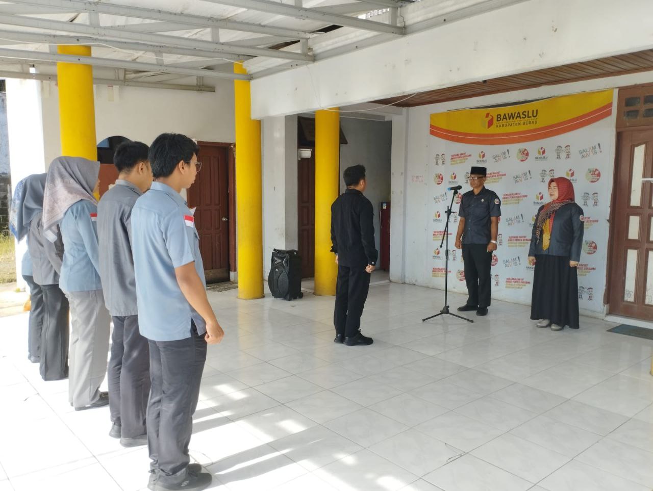 Apel Pagi rutin di lingkungan Sekretariat Bawaslu Kabupaten Berau, bertempat di halaman kantor, Senin (26/5/2025).