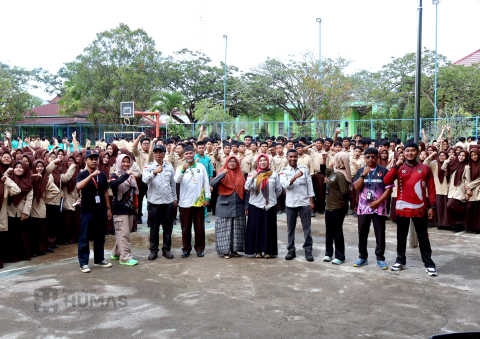 Foto Bersama Guru MAN dan Bawaslu Berau